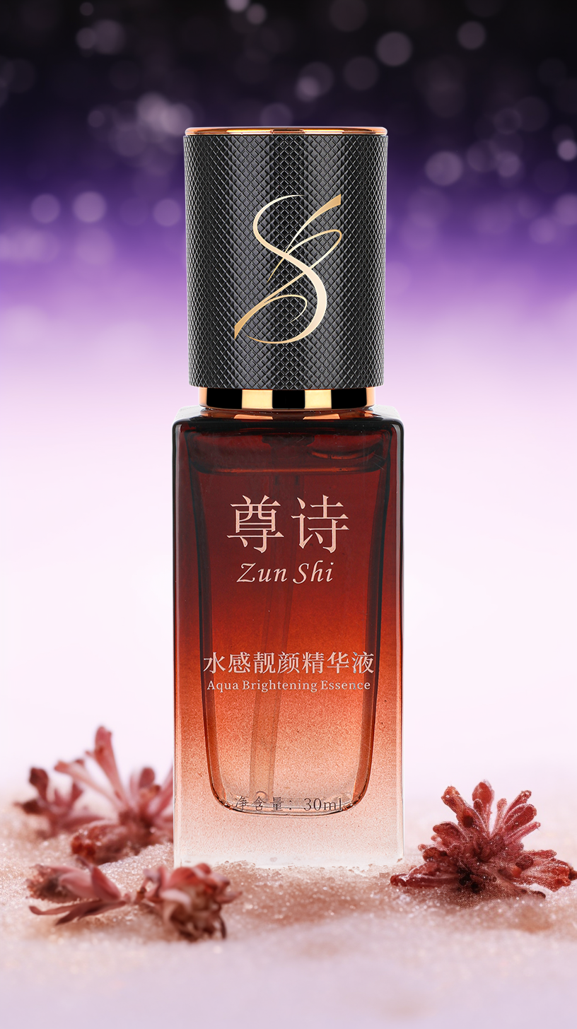图片展示的是“尊诗”品牌水感靓颜精华液。瓶身透明，内含红色液体，瓶盖为黑色，带有金色装饰。瓶身正面印有“尊诗”及英文“Zun Shi”，下方标注“水感靓颜精华液 Aqua Brightening Essence”，容量为30ml。背景为渐变紫色，点缀着紫色花朵，营造出高端、优雅的氛围。此图作为“尊诗”品牌Logo设计案例的参考，与上下文介绍的用AI设计Logo流程相关，为后续概念提炼等环节提供视觉参考。