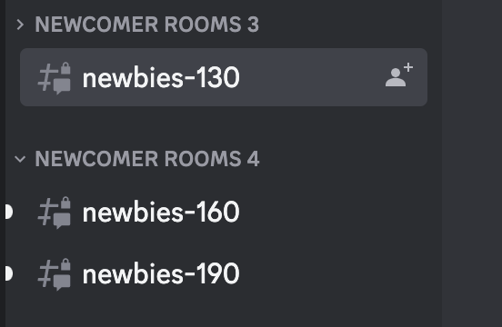 图片显示了MidJourney服务器中的“NEWCOMER ROOMS”频道列表，其中包含三个名为“newbies-130”、“newbies-160”和“newbies-190”的频道。图片在上下文中起到示例作用，说明用户可以进入这些新手房间来查看所有用户创建的艺术品，包括自己的作品。