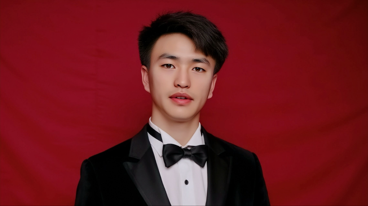 图片展示了一位穿着黑色西装、白色衬衫和黑色领结的男子，背景为红色。该图片位于介绍在Flux中训练Lora制作AI写真内容的文档中，是作者试用Flux将手机自拍照片丢给AI后生成的图片之一，展示了AI生成的逼真写真效果，与上下文提到的“全是我自己当主角，简直不要太带感”相呼应，体现了AI写真逼真的特点。