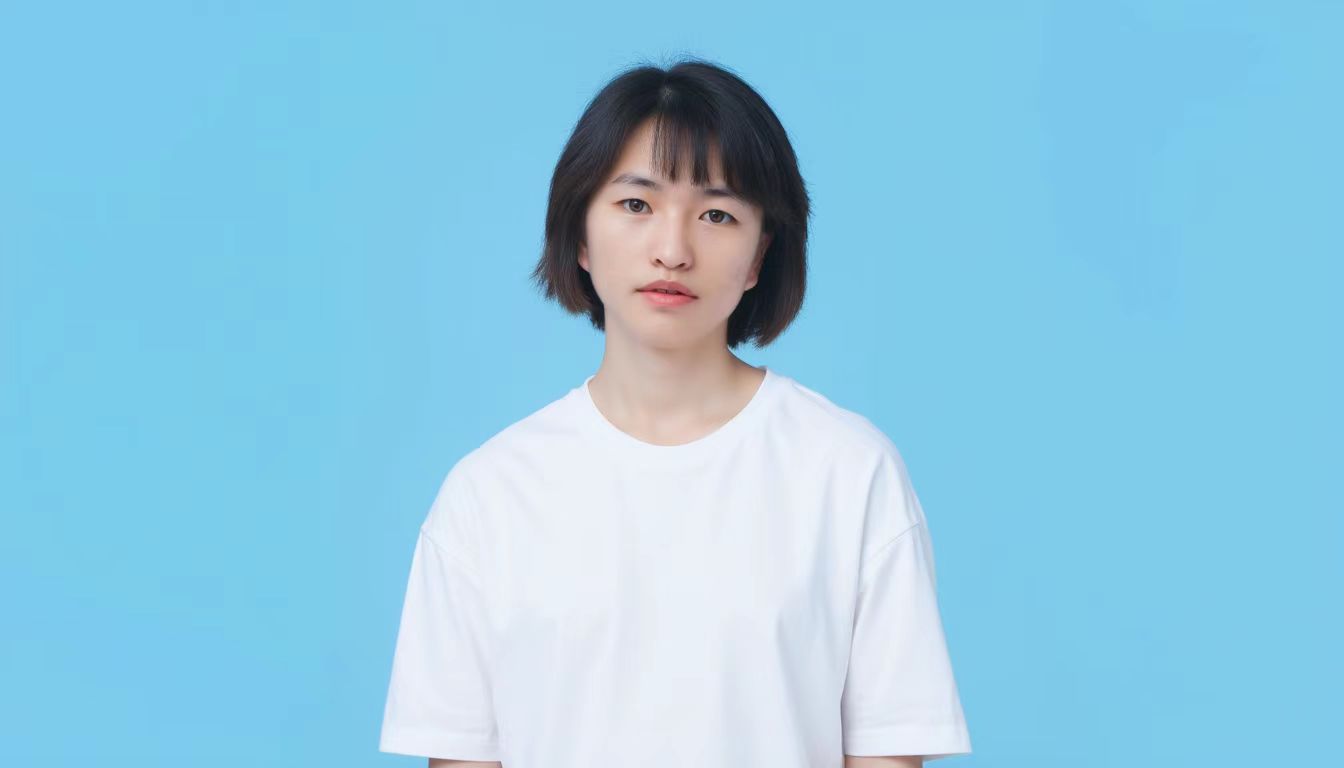 图片展示的是一个身穿白色T恤的人物，背景为纯蓝色。人物短发，面带微笑，表情自然。此图对应文档中“当然，也有翻车的时候，硬生生把我‘变性’了，整成了一个娇滴滴的妹子。。。”的上下文，可能是作者在尝试用Flux生成图像时出现的“翻车”情况，意在说明AI生成图像时有时会出现与预期不符的效果。