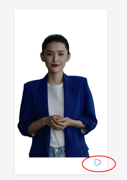 图片展示了HeyGen内置数字人形象,为一位身着蓝色西装外套、白色内搭、浅蓝色牛仔裤的女性。其双手交叉于身前,姿态自然。图片右下角有一个红色圆圈标识的蓝色图标,该图标是HeyGen的标志。此图与上下文紧密相关,是挑选数字人形象步骤中展示的示例,帮助用户直观了解HeyGen内置数字人的外观样式。