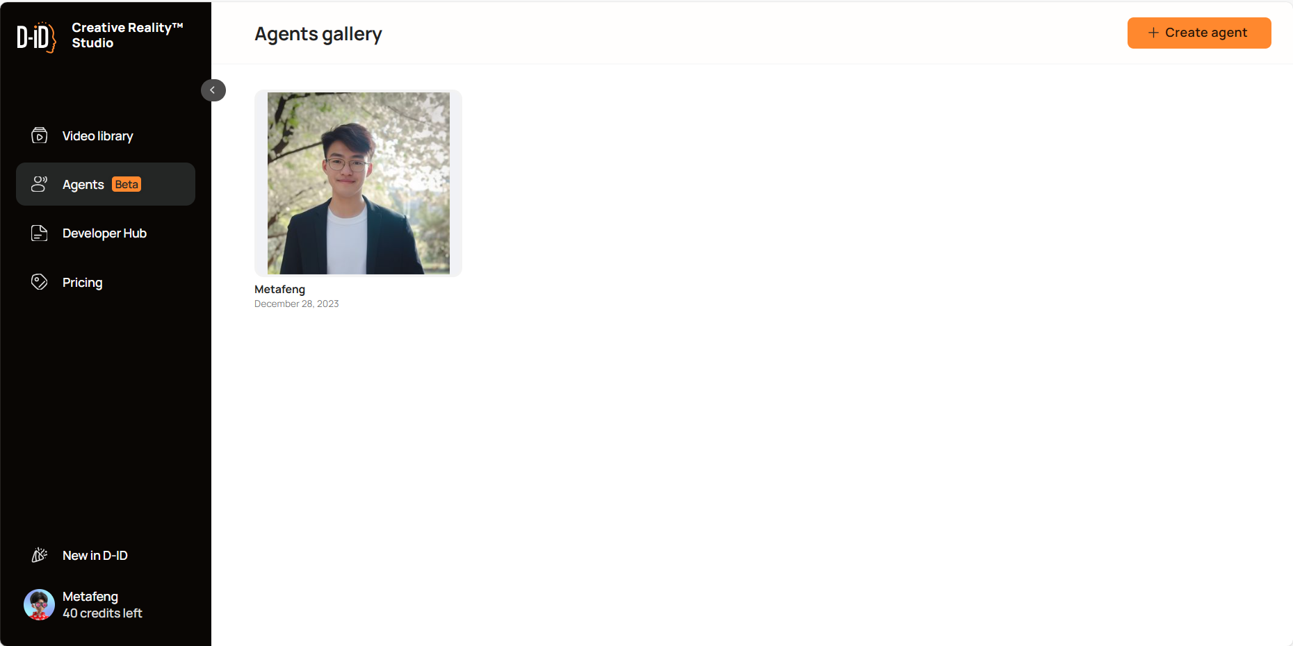 图片展示的是D-ID平台中“Agents gallery”(智能体画廊)界面。左侧黑色导航栏有Video library、Agents(标注Beta)、Developer Hub、Pricing等选项。右侧显示了一个名为“Metafeng”的智能体,配有一张人物头像照片,下方标注日期为2023年12月28日。右上角有一个橙色的“Create agent”按钮。该图片与上文创建D-ID交互式AI Agents的内容相关,展示了创建完成后智能体在画廊中的呈现样式。