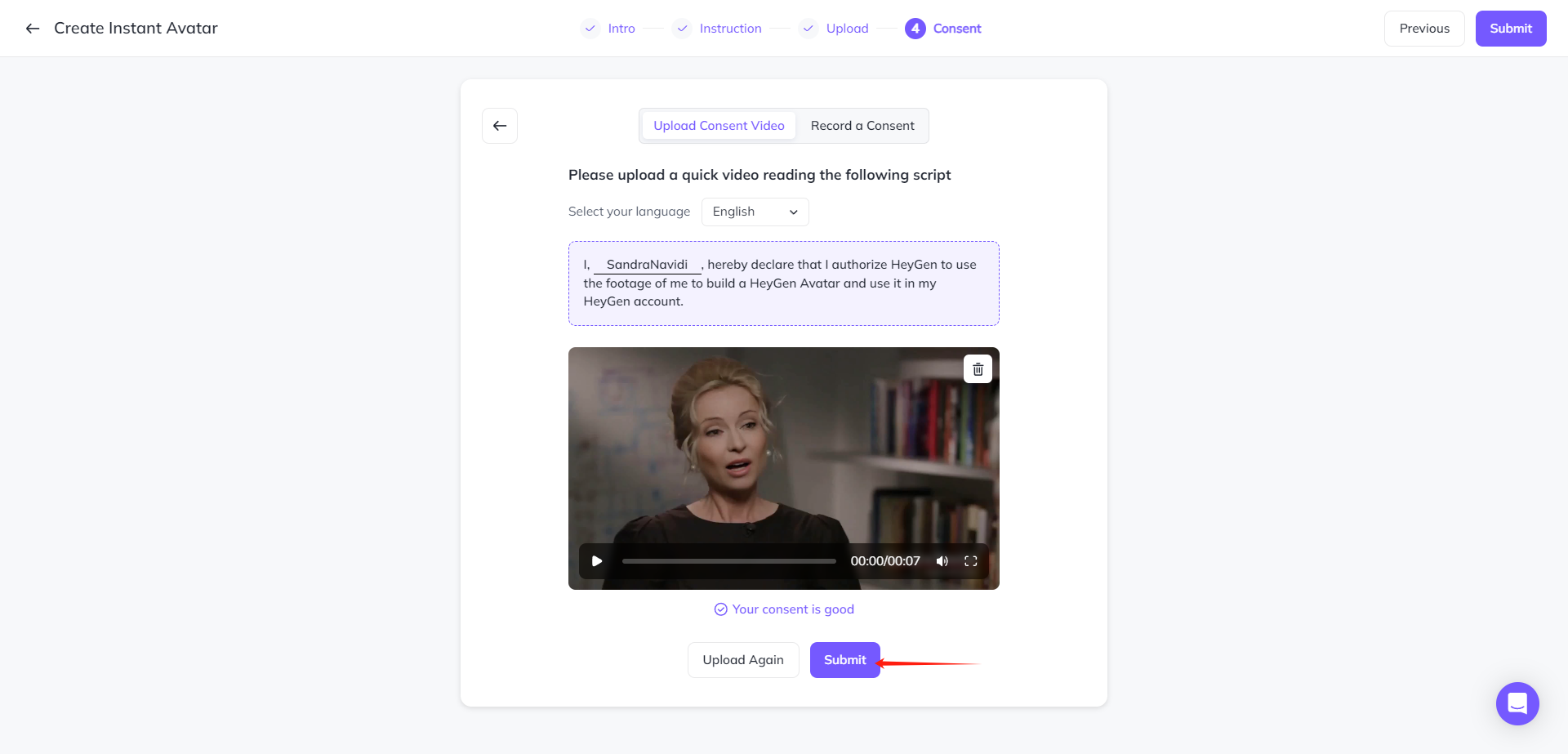 图片展示的是Heygen网站中“Create Instant Avatar”页面的“Upload”环节。页面提示需上传一段按照给定脚本朗读的短视频，下方有一个正在播放的视频示例，视频中是一位女性在讲话。页面底部有“Upload Again”和“Submit”两个按钮，其中“Submit”按钮被红色箭头指向。该图片与上文提到的将授权视频上传到Heygen进行授权的内容相呼应，展示了上传授权视频的具体操作界面。