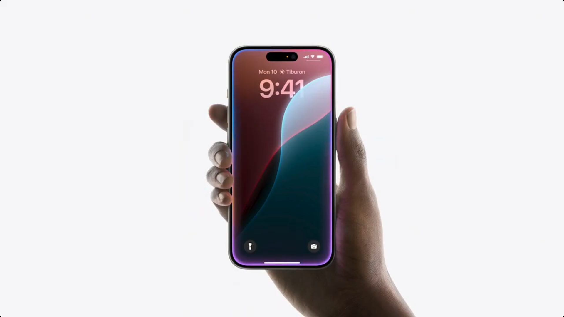 图片展示了一只手握着的iPhone 15 Pro手机。手机屏幕显示时间为9:41,日期为周一10日,地点为Tiburon。屏幕上方有“Mon 10”“Tiburon”字样,中间是时间显示,下方有“i”和“a”图标。手机边框为紫色,屏幕边缘有黑色边框。该图片与文档中介绍iPhone 15 Pro的内容相关,直观呈现了该手机的外观及屏幕显示情况。