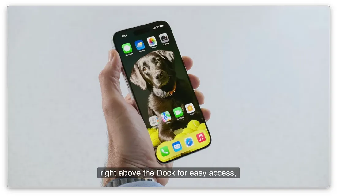 图片展示了iOS系统中一种自定义iPhone的新方式。画面中一只手拿着iPhone,手机屏幕上显示多个应用图标,其中“天气”应用图标被放置在屏幕右上角,位于Dock上方,便于快速访问。该图片与文档中“一种自定义iPhone的新方式”内容相关,直观呈现了将应用图标放置在屏幕任意位置的功能,体现了iOS系统在应用布局上的灵活性。