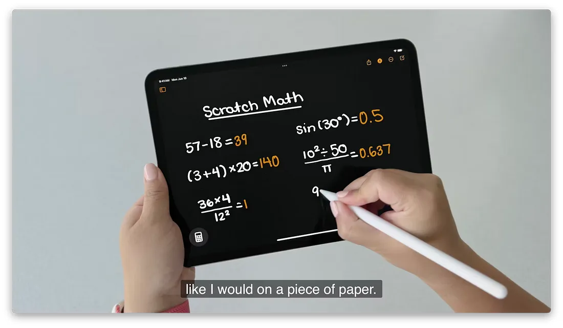 图片展示了iPadOS 18中使用Apple Pencil在笔记应用中书写数学方程式的情景。画面中,一只手拿着Apple Pencil在iPad屏幕上书写,另一只手托着iPad。屏幕上显示“Scratch Math”标题,下方有多个数学计算公式及计算结果,如57 - 18 = 39、(3 + 4) × 20 = 140等。该图片与上下文紧密相关,直观呈现了使用Apple Pencil在笔记中书写数学方程式,结果自动计算并显示在屏幕上的功能。