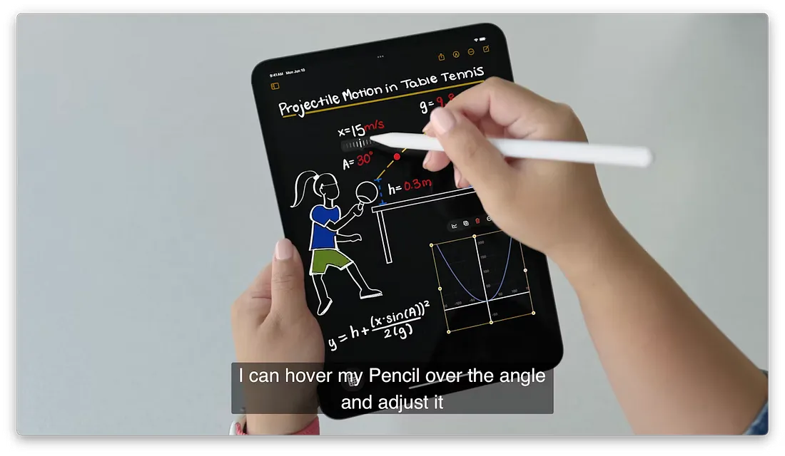 图片展示了iPadOS 18中笔记应用中智能脚本功能的使用场景。画面中,一只手拿着Apple Pencil在iPad上书写,另一只手调整角度。iPad屏幕上显示乒乓球运动轨迹的数学公式及图形,下方有“我可以在Pencil上方调整角度”的字幕。此图与上文提到的“能够根据变量值显示图形和计算结果”相呼应,直观呈现了该功能的实际应用效果。